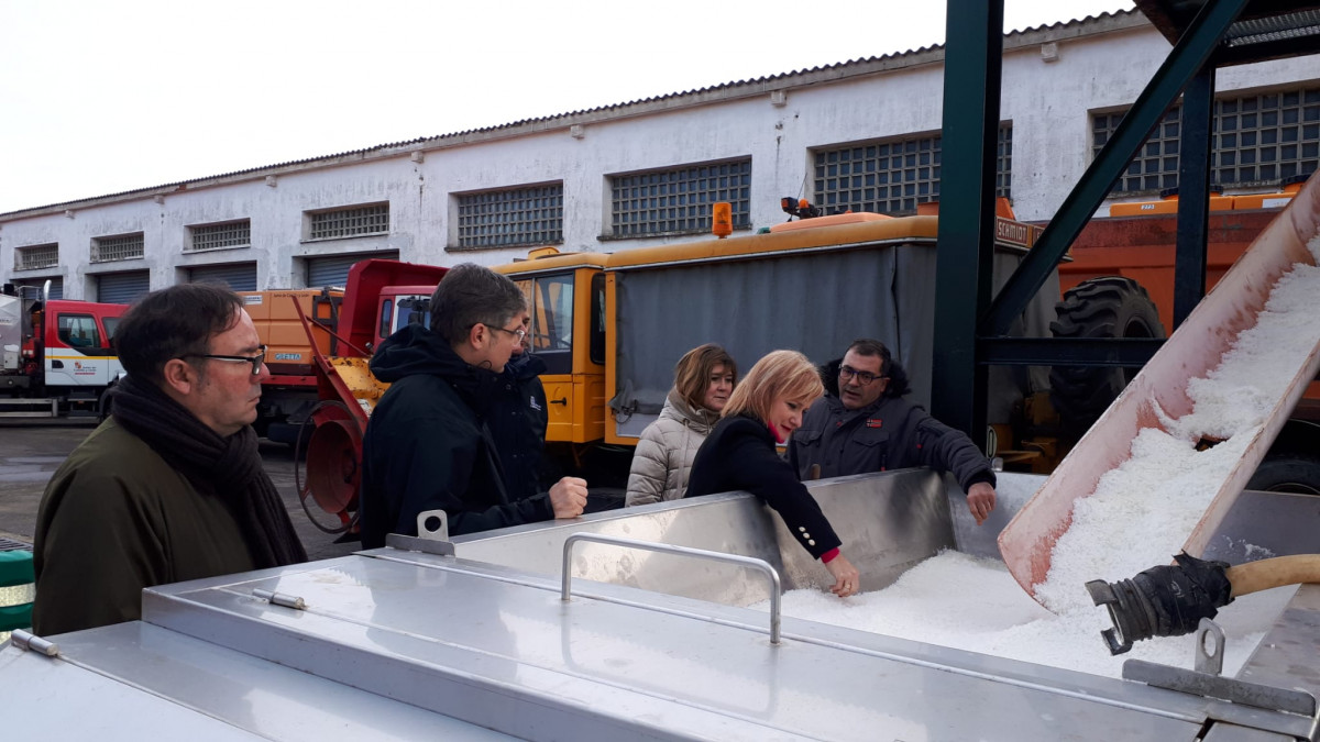 La delegada en la visita al parque de maquinaria de Puebla de Sanabria