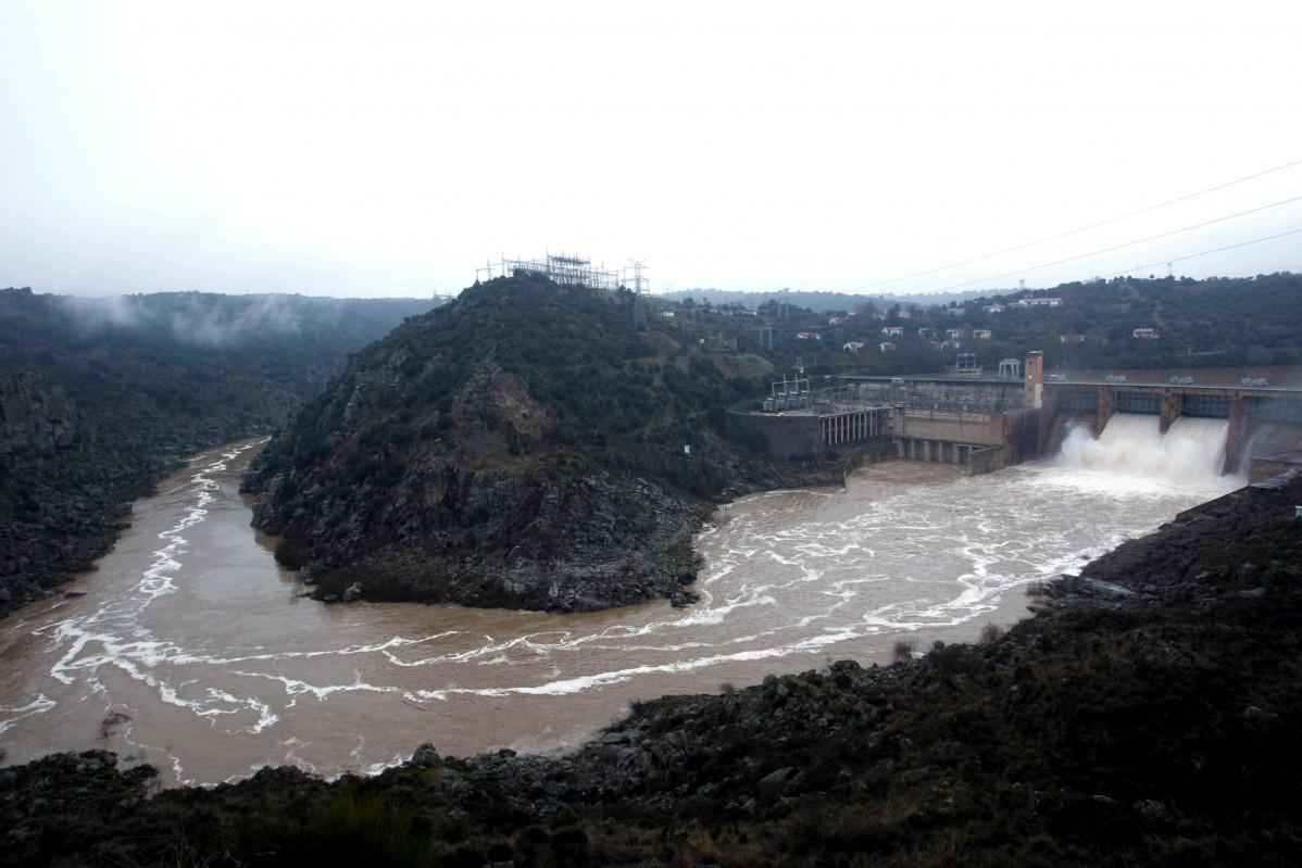 ICAL . Apertura de las compuertas de la presa de Villalcampo (Zamora).