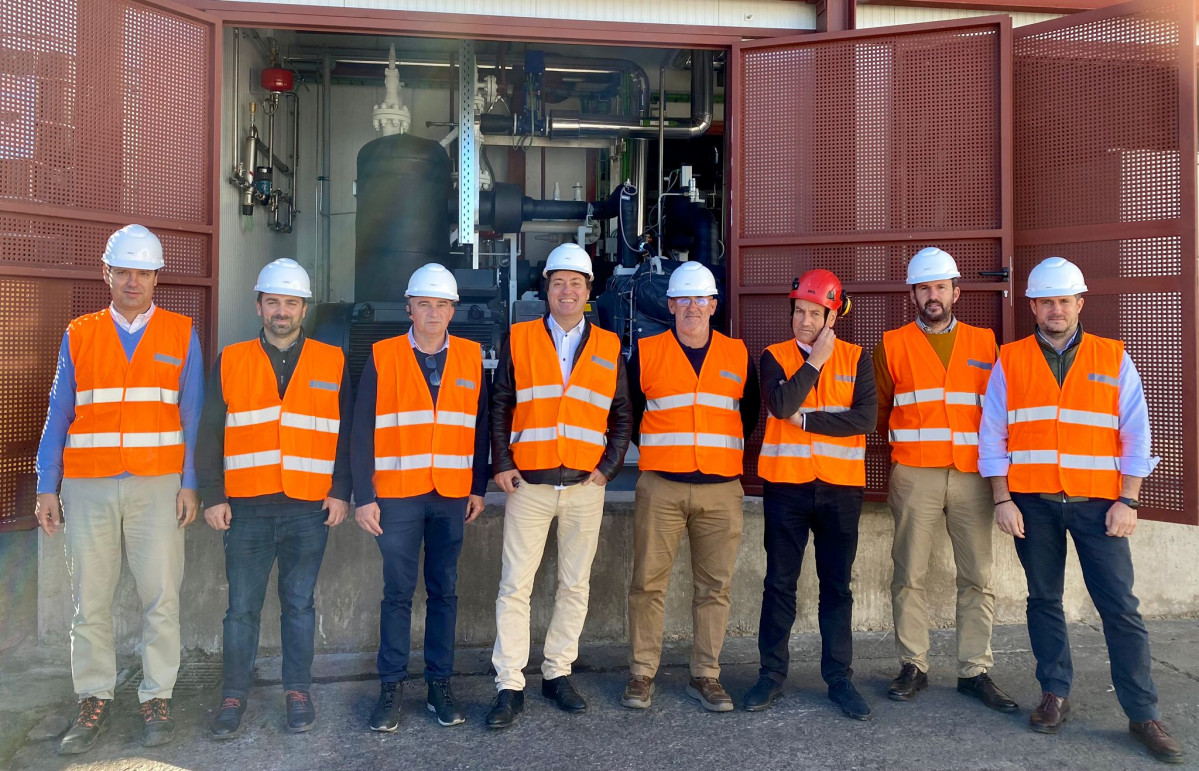 Representantes de Iberdrola y Grupo AN ante la bomba de calor industrial instalada en u00c1vila