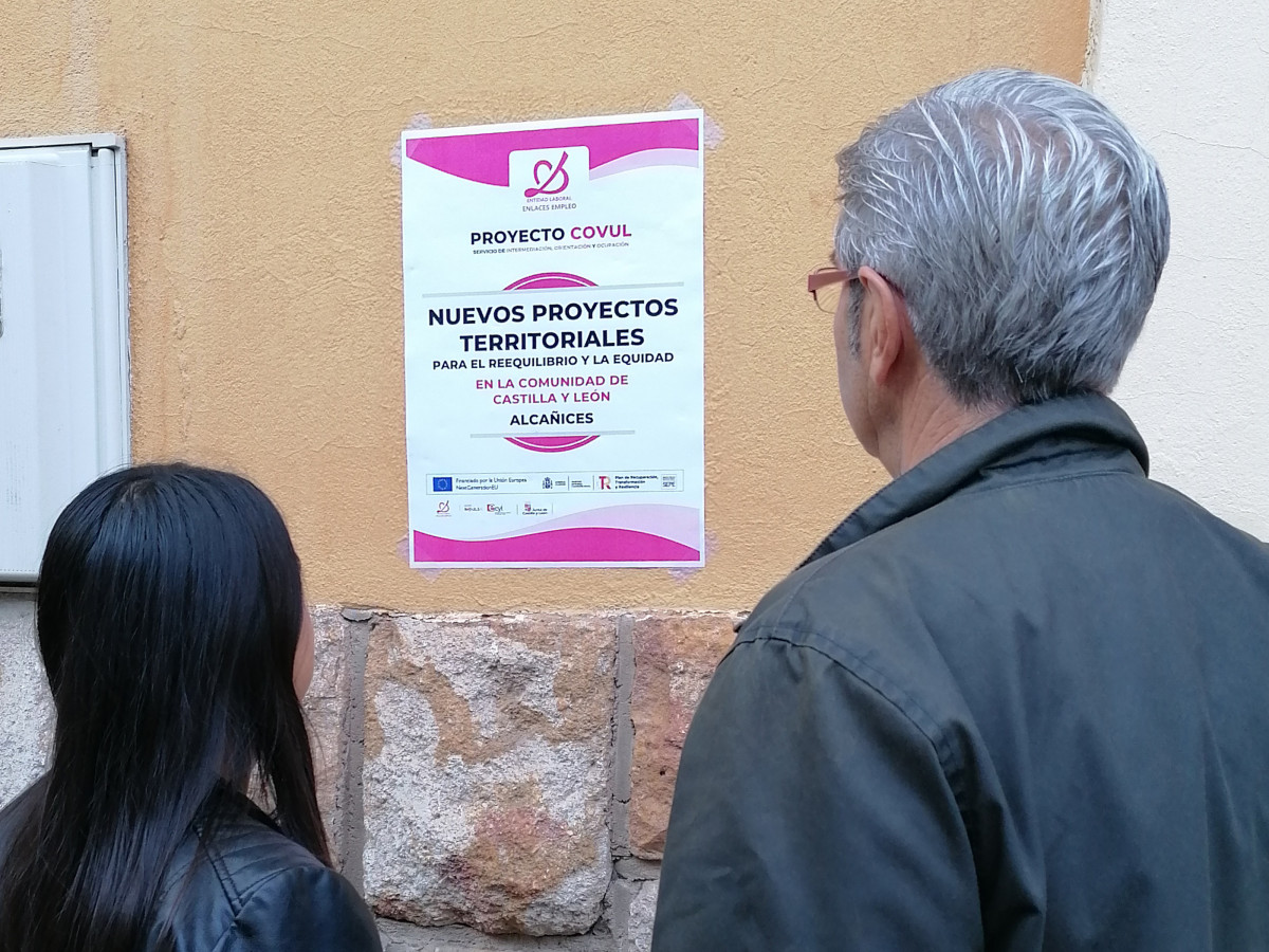 Vecinos de uno de los pueblos miran el cartel informativo