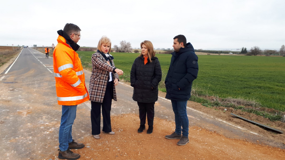 La delegada de la Junta y la alcaldesa de Morales del Vino junto a tu00e9cnicos en las obras de la carretera a Pontejos (1)