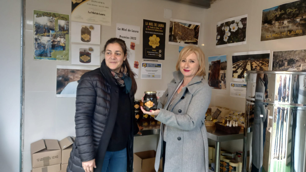 La delegada visita la empresa apu00edcola 'La miel de Laura' 