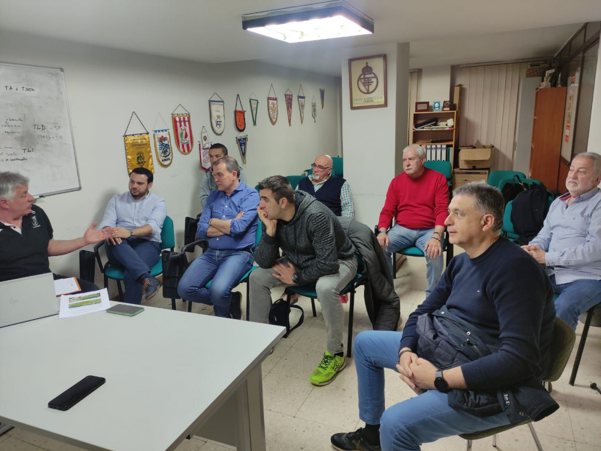 Reuniu00f3n de Zamora Su00ed con la Federaciu00f3n de Fu00fatbol y clubes