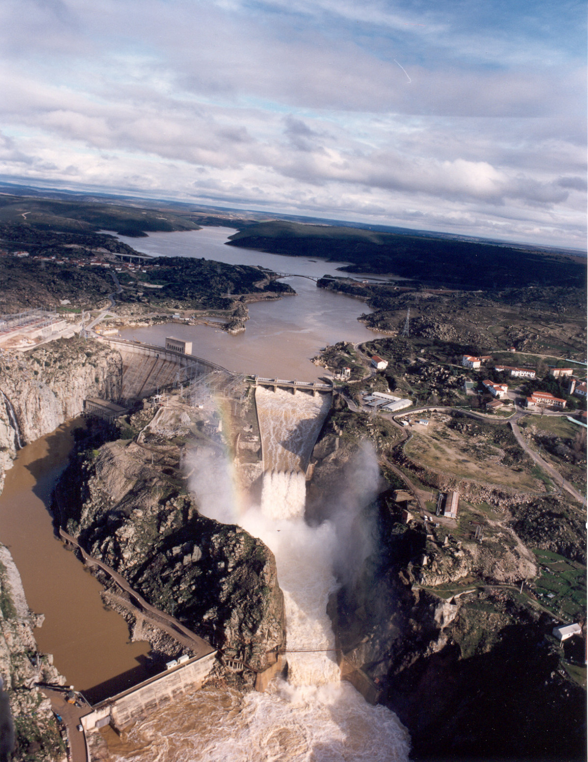 Presa, embalse y poblado de Ricobayo, propiedad de Iberdrola (Zamora) (1)