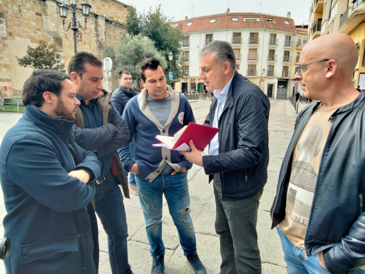Eloy Tomé, Juan Balseiro y José Carlos Álvarez, de Zamora Sí, junto a vecinos de La Vaguada