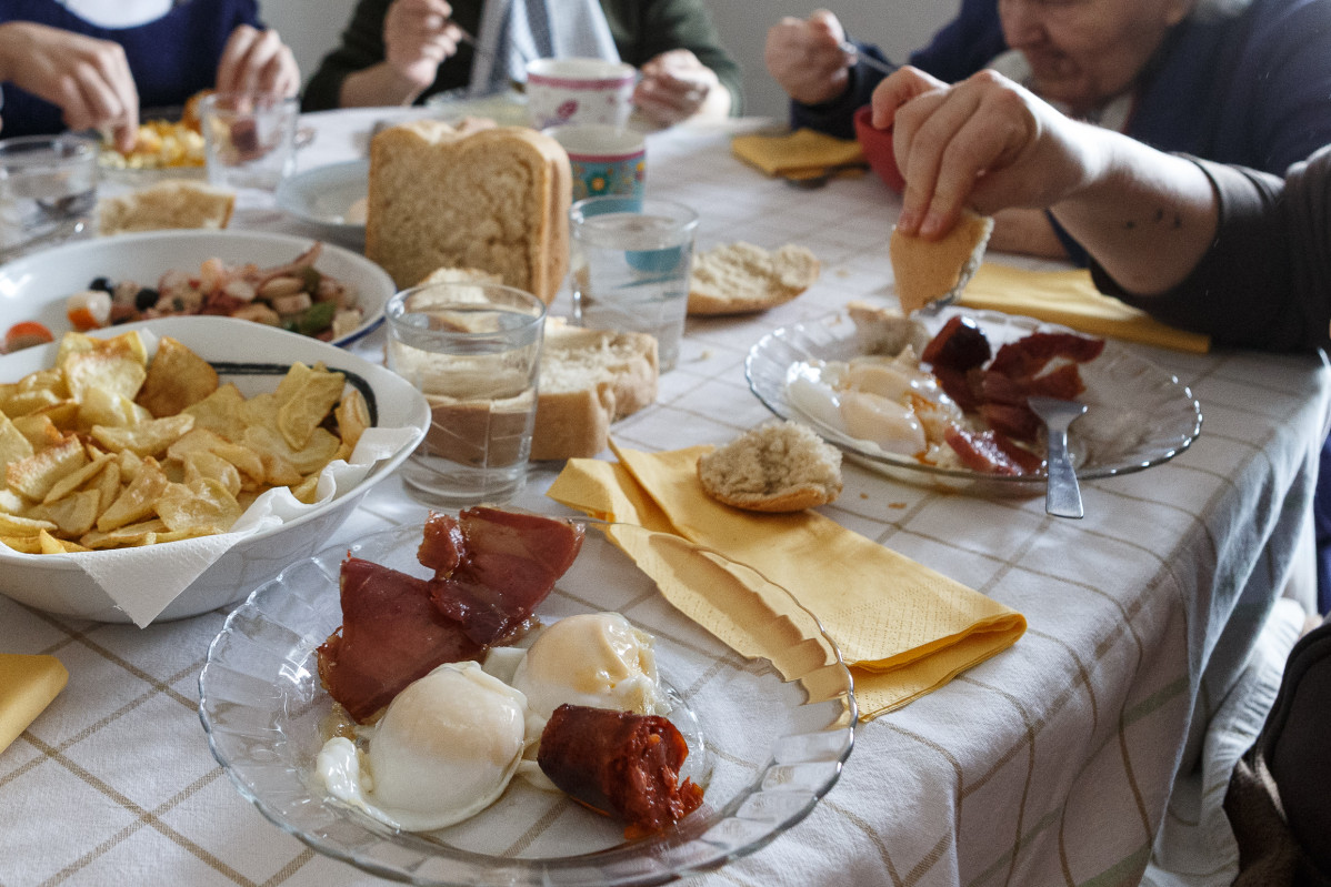 J. L. Leal  ICAL . Una familia degusta el 2 y pingada, plato tu00edpico del fin de la Semana Santa zamorana