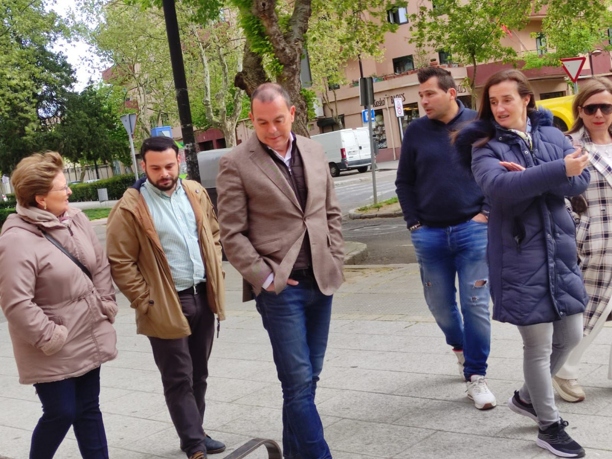 Francisco Requejo y miembros de Zamora Su00ed visitan el barrio de Los Bloques