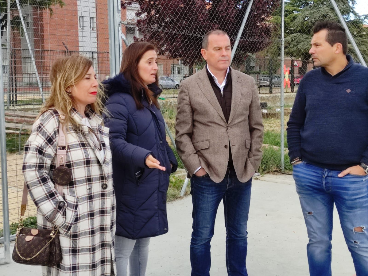 Visita de Francisco Requejo y miembros de Zamora Su00ed al barrio de Los Bloques