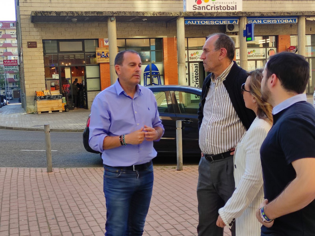 Francisco Requejo y miembros de Zamora Su00ed, durante la visita al barrio de Las Viu00f1as con el presidente de la Asociaciu00f3n de Vecinos