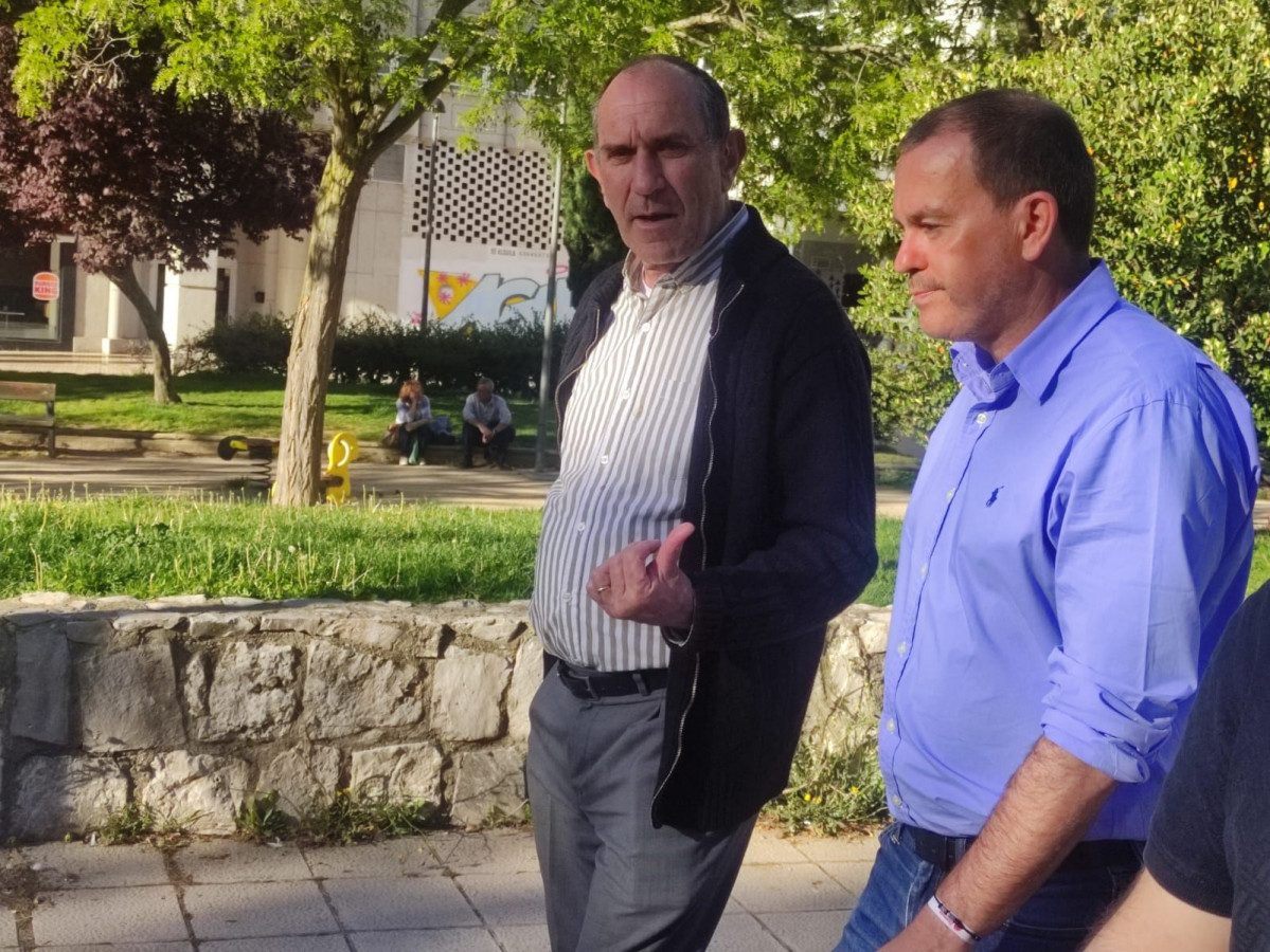 Francisco Requejo y el presidente de la Asociaciu00f3n de Vecinos de Las Viu00f1as visitan el barrio