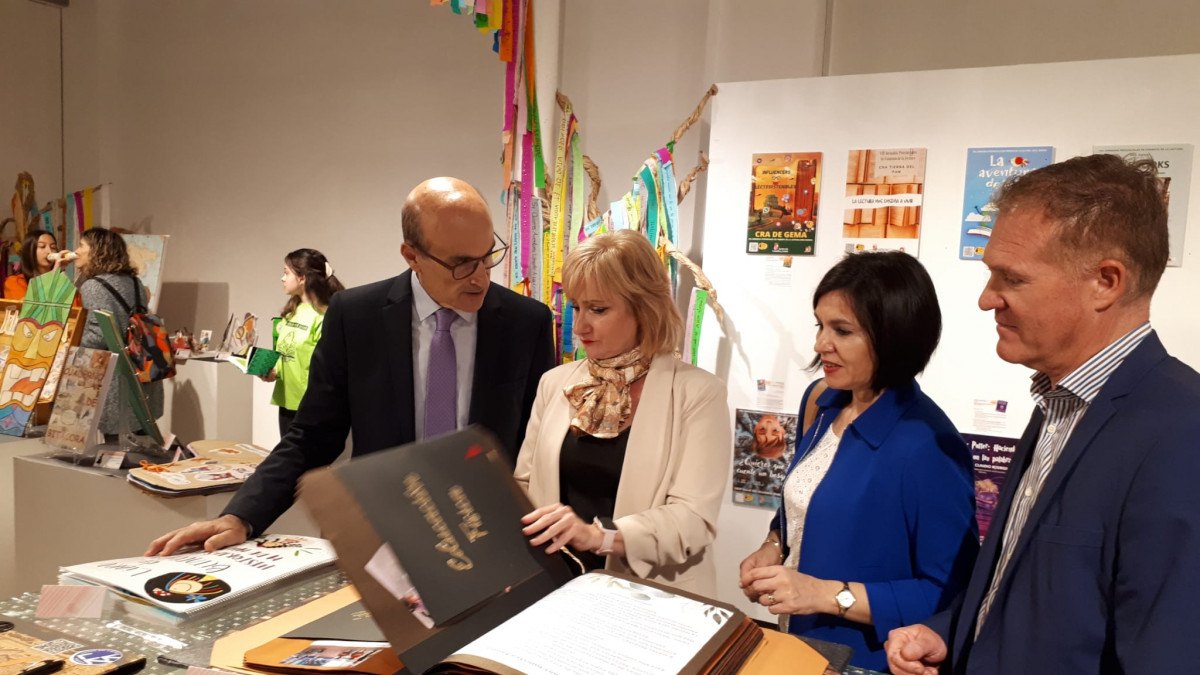 La delegada territorial inaugura la exposiciu00f3n 'Mucho mu00e1s que libros' en la Biblioteca Pu00fablica de Zamora