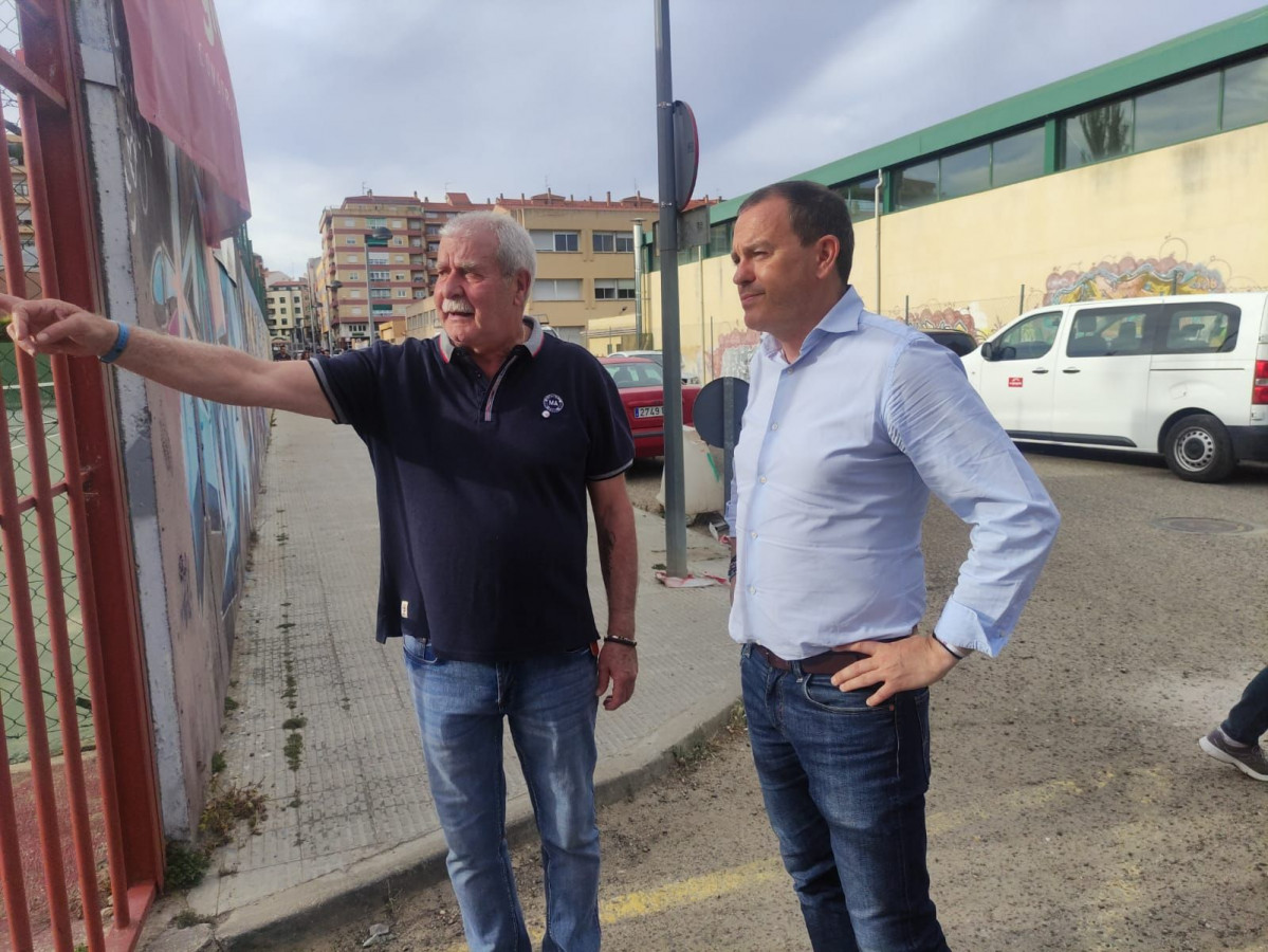 Francisco Requejo, candidato a la Alcaldu00eda de Zamora por Zamora Su00ed, visita el barrio de La Candelaria junto a parte de su equipo