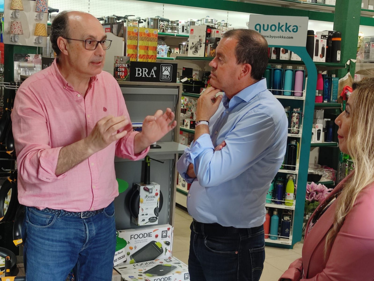 Francisco Requejo, durante su visita a comercios de Zamora para recoger sus necesidades