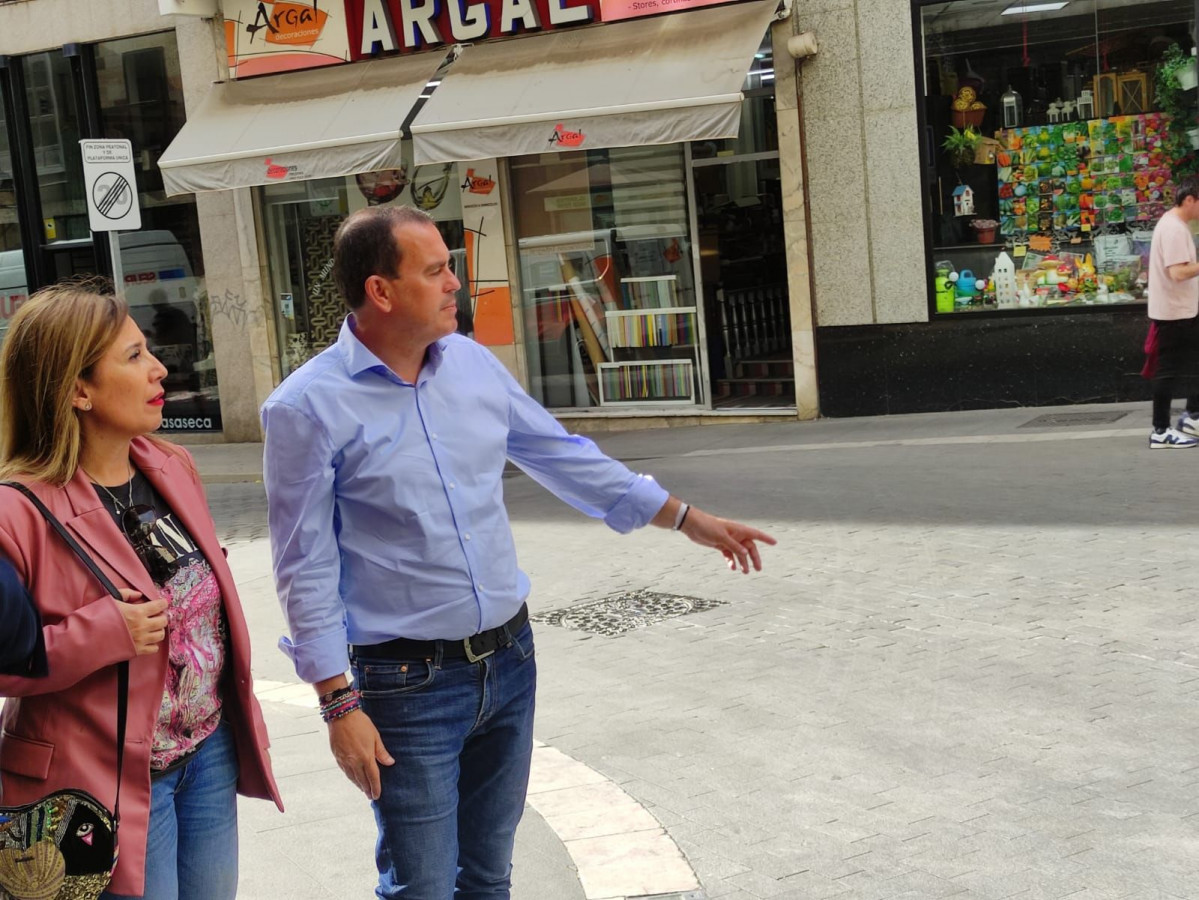 Francisco Requejo, candidato a la Alcaldu00eda de Zamora por Zamora Su00ed, visita comercios de la ciudad