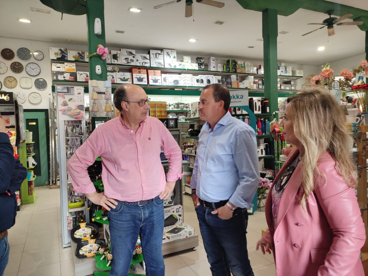 Francisco Requejo, candidato a la Alcaldu00eda de Zamora por Zamora Su00ed, durante su visita a comercios de la ciudad