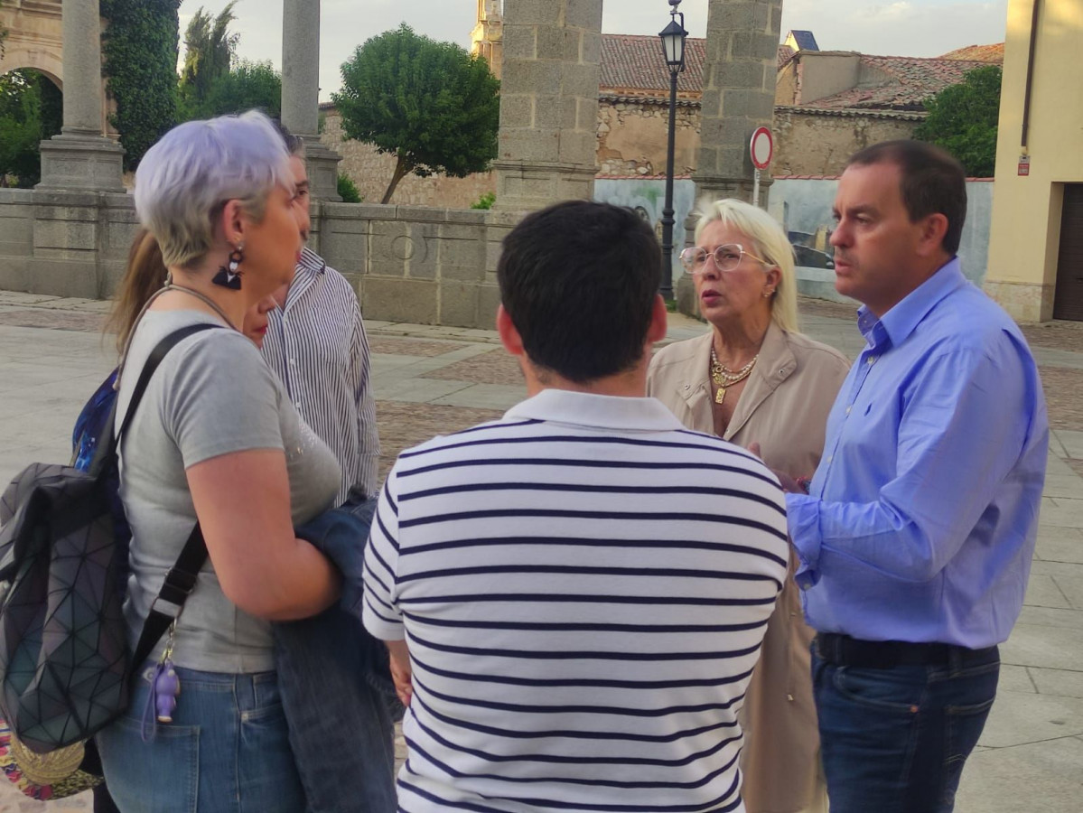 Francisco Requejo visita el casco antiguo con miembros de la Asociaciu00f3n de Vecinos