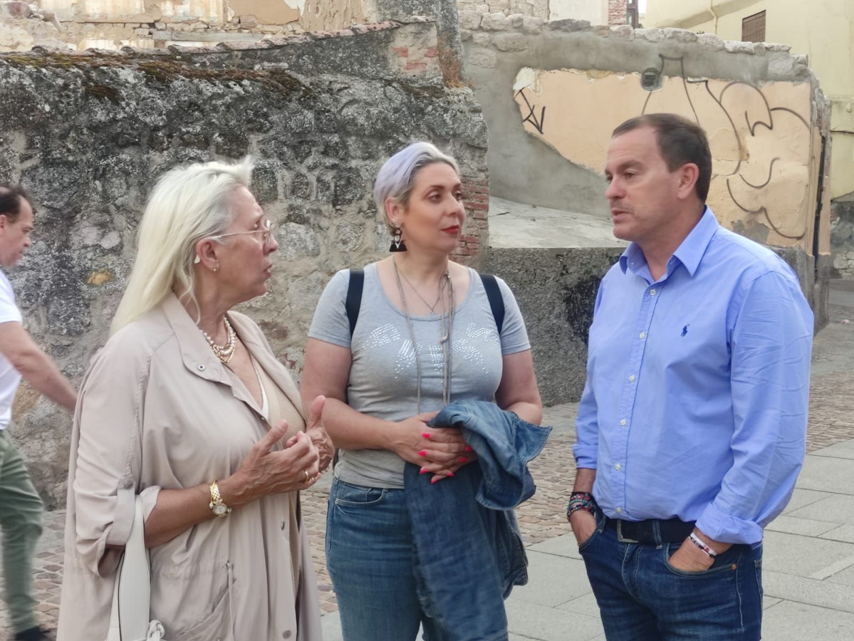 Francisco Requejo, candidato a la Alcaldu00eda de Zamora por Zamora Su00ed, visita el casco antiguo con miembros de la Asociaciu00f3n de Vecinos