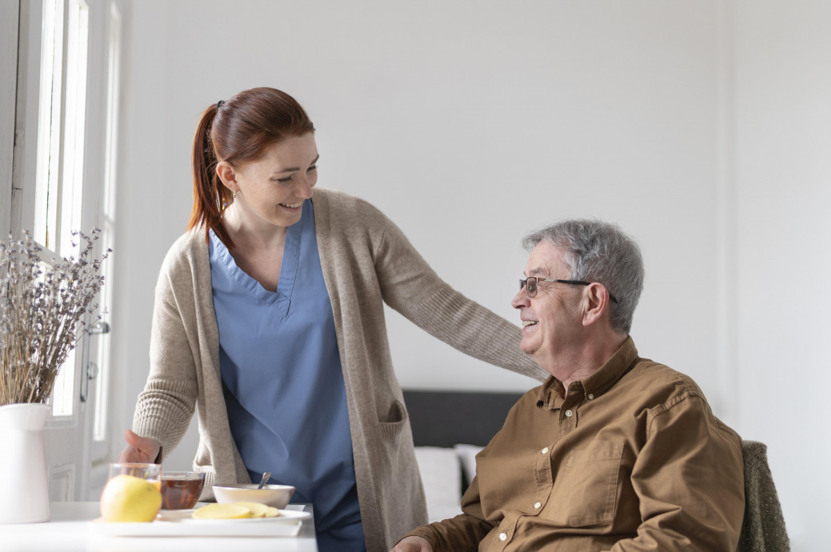 Plano medio sonriente hombre mujer