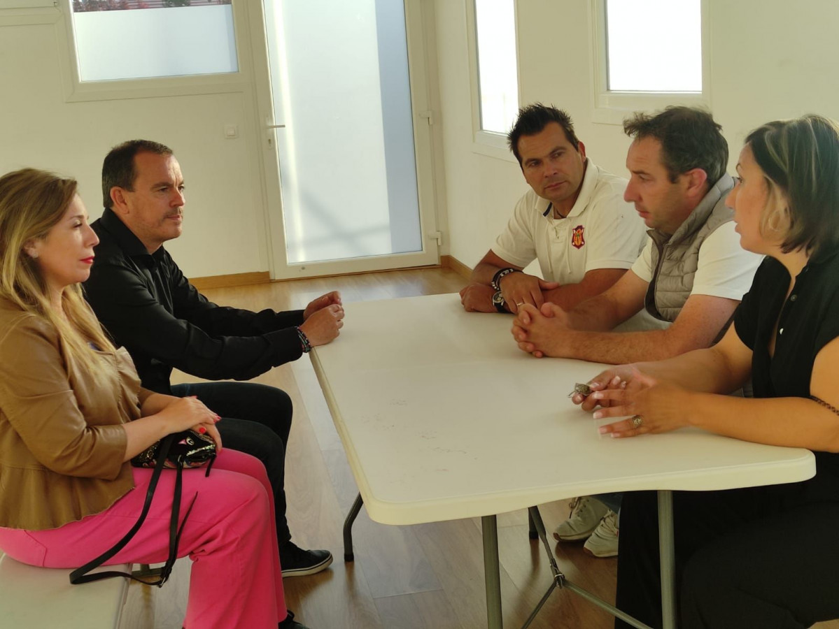 Francisco Requejo y parte de su equipo visitan el barrio de Vista Alegre