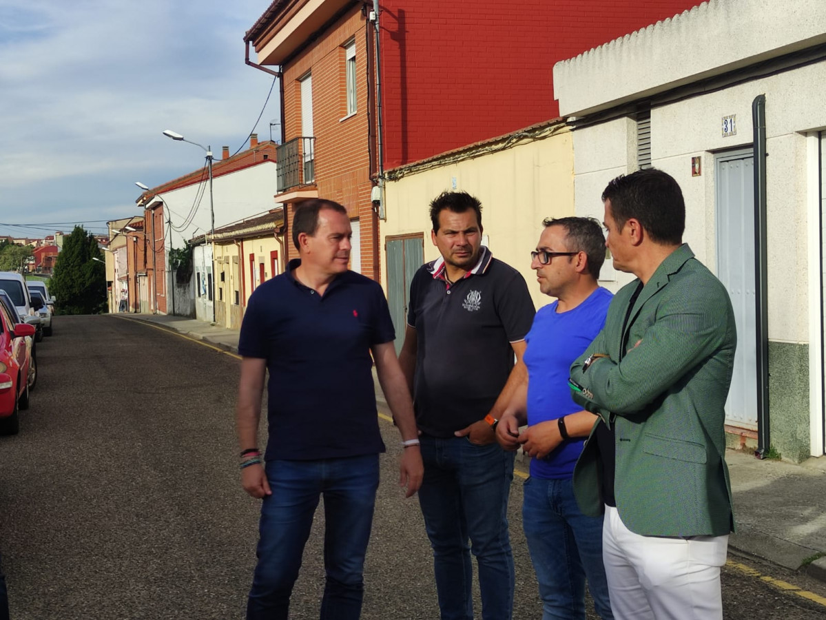 Francisco Requejo y otros miembros de su equipo, durante la visita al barrio de San Isidro