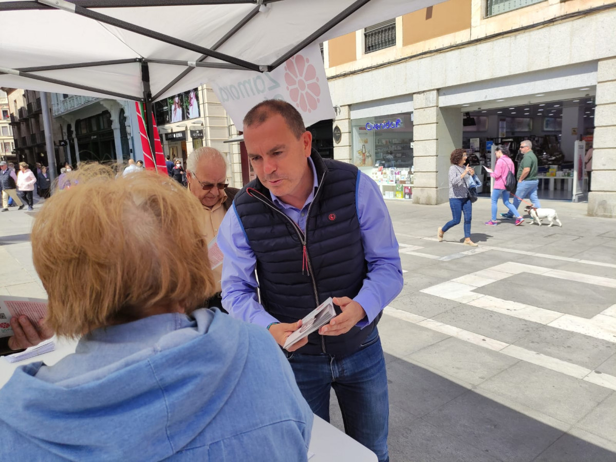 Francisco Requejo, candidato a la Alcaldía por Zamora Sí, en la carpa informativa de Santa Clara