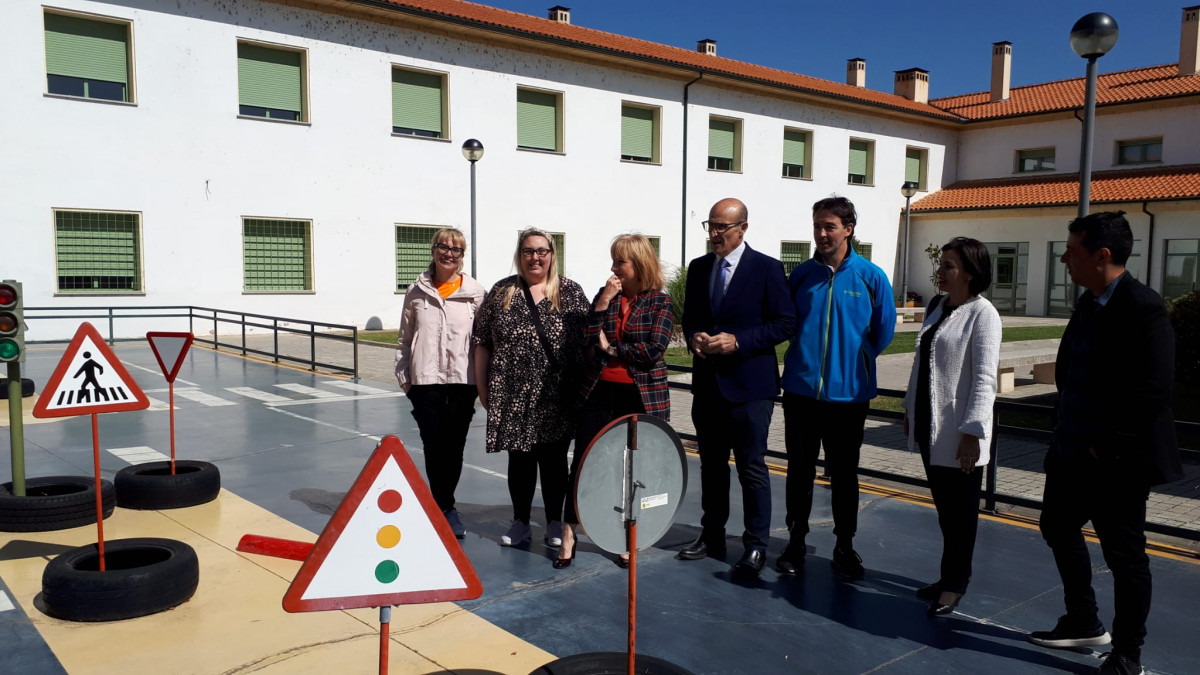 La delegada territorial visita a los alumnos que participan en el porgrama de intercambio de estudiantes ingleses y zamoranos que se lleva a cabo en el CRIE