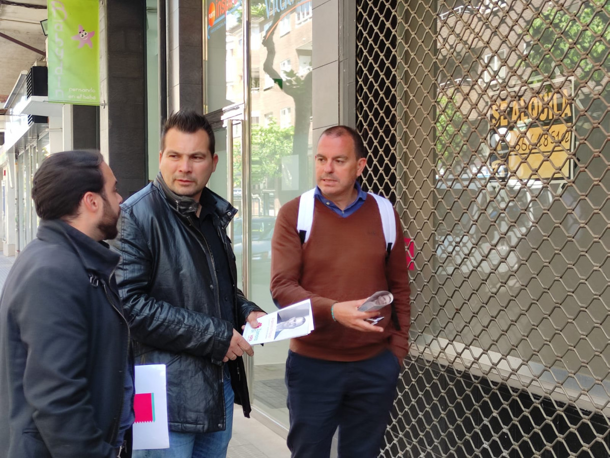 Francisco Requejo y parte de su equipo visitan comercios en la zona de las Tres Cruces