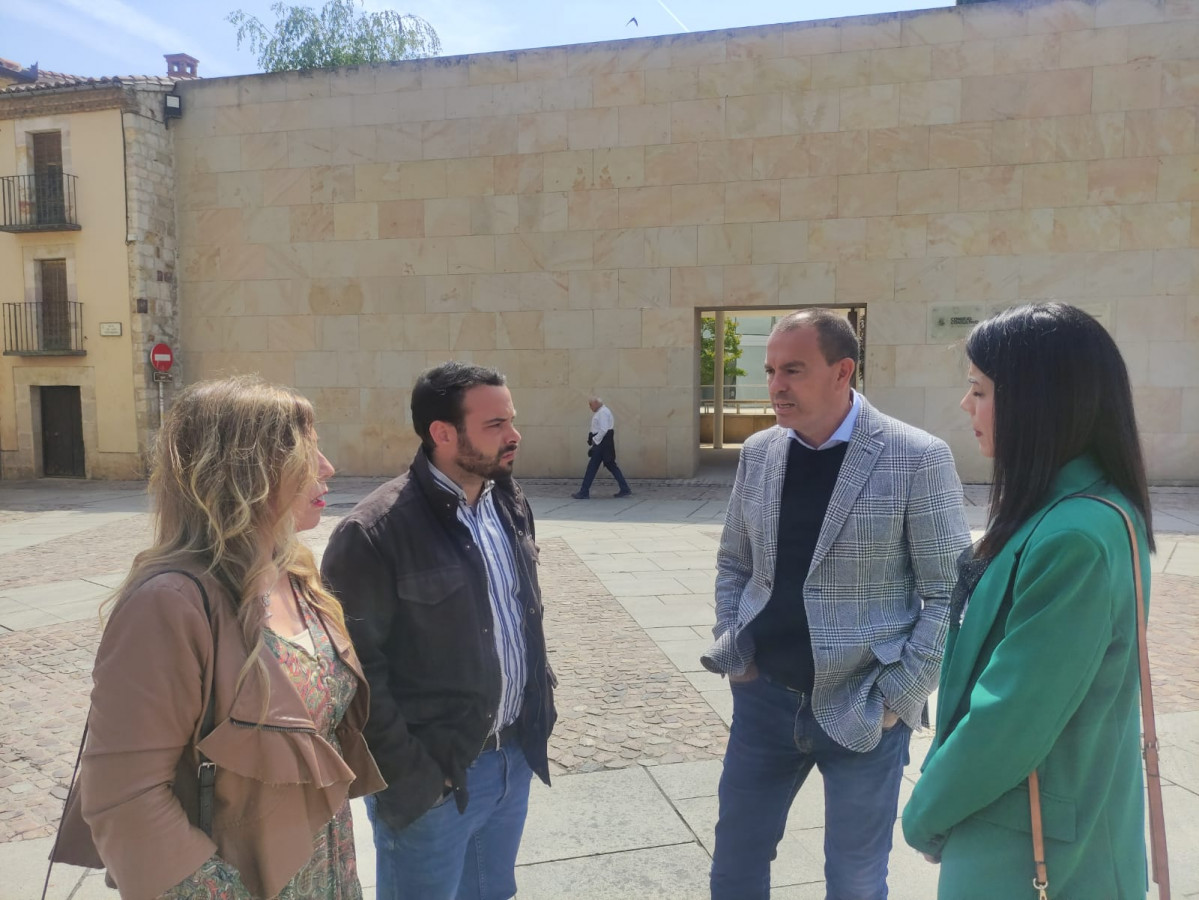 Francisco Requejo, candidato de Zamora Su00ed, y parte de su equipo, junto a la sede del Consejo Consultivo