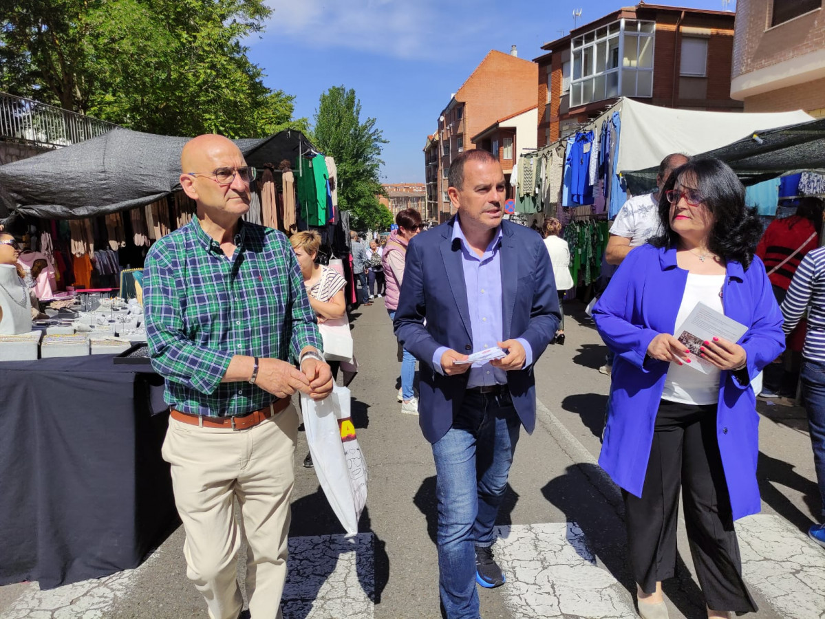 La candidata a la Alcaldu00eda de Benavente, Maru00eda Dolores Saludes, acompau00f1ada por el candidato de Zamora, Francisco Requejo