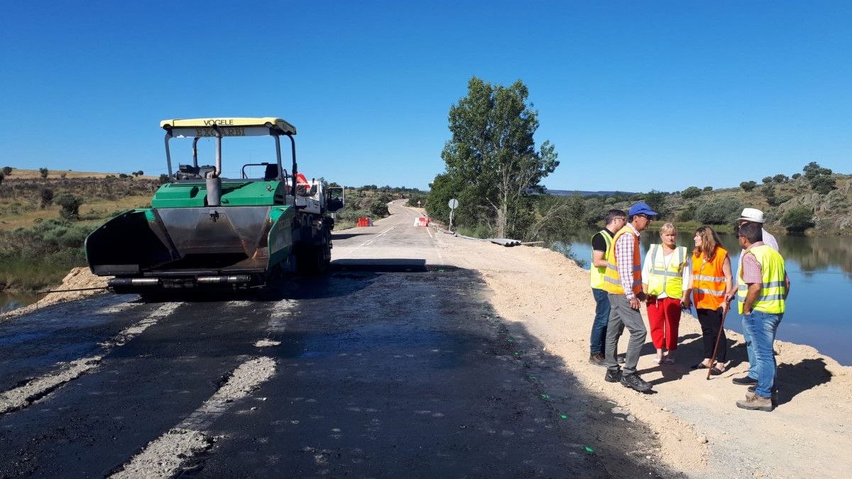 Visita al tramo de la carretera ZA 912 reparado