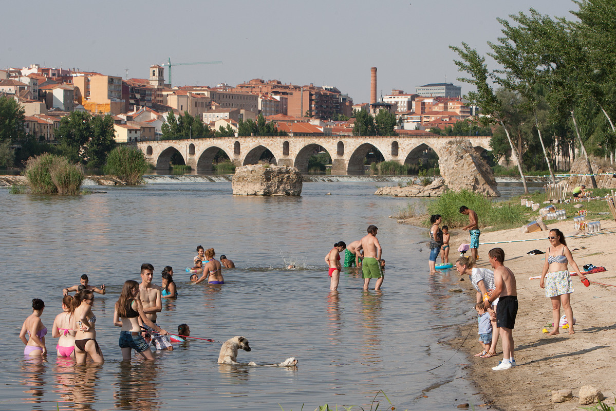 J. L. Leal  ICAL . Bañistas en la playa de los pelambres de Zamora