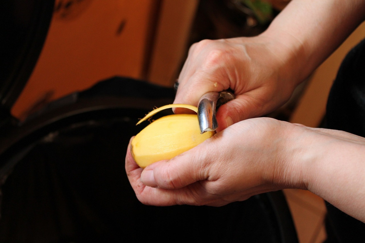 Peel the potato 282427 1280