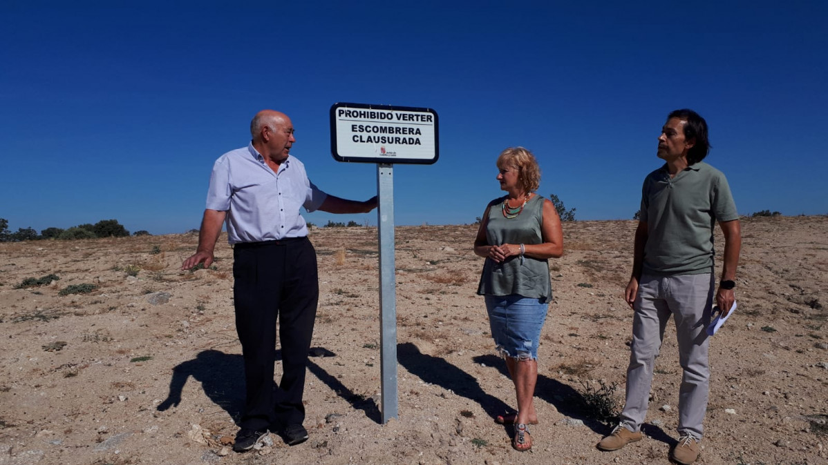 La delegada comprueba la restauraciu00f3n de una escombrera en Luelmo 