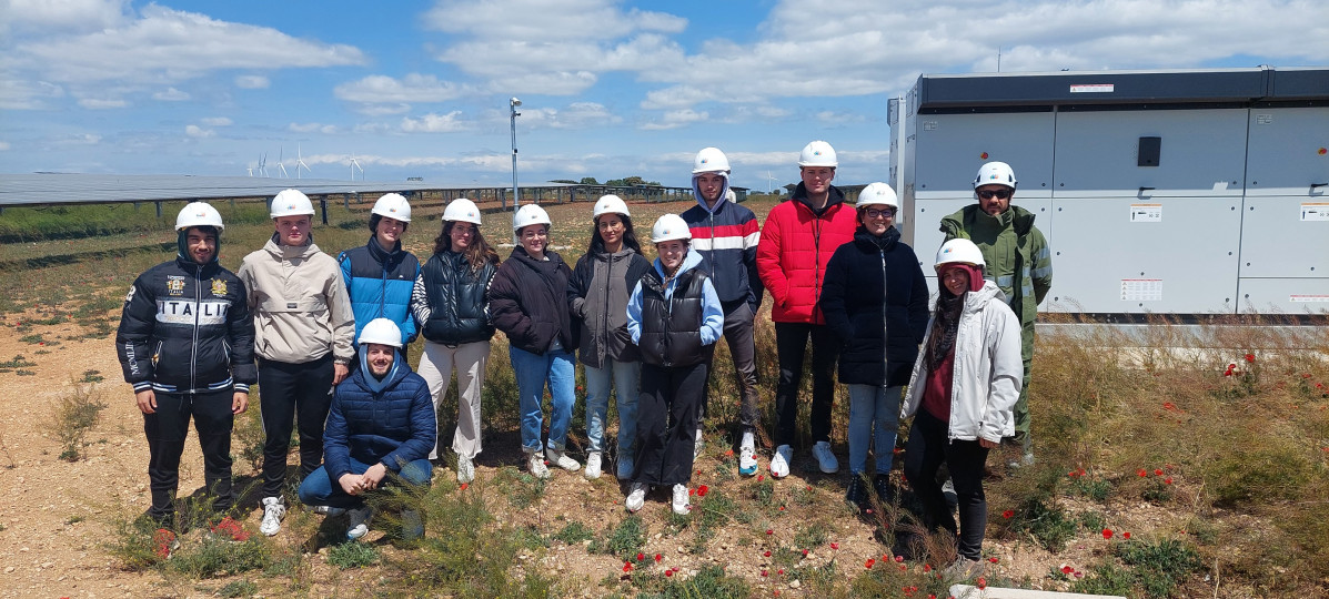 2023 08.  Alumnos de la UBU visitan instalaciones renobales de Iberdrola