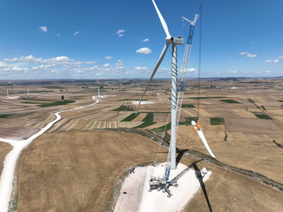 2023 09  Montaje de palas en el parque eu00f3lico Buniel de Iberdrola