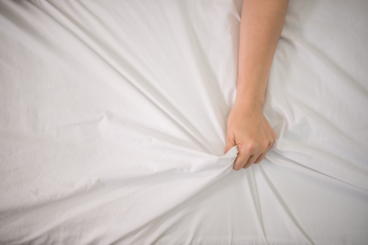 Romantica pareja feliz cama disfrutando juegos previos sensuales