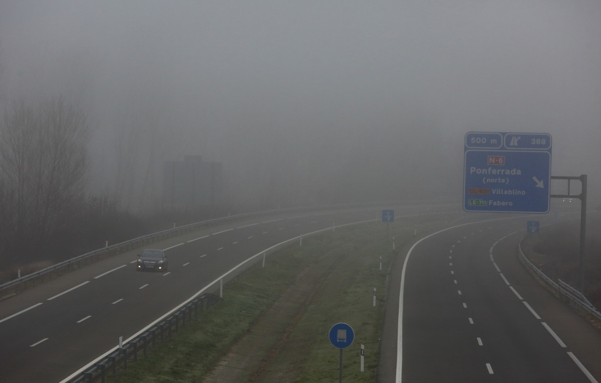 Niebla carretera autovía