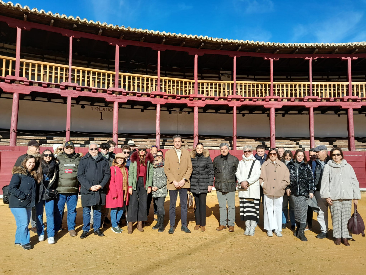 Visita alumnos curso periodismo taurino plaza toros Toro