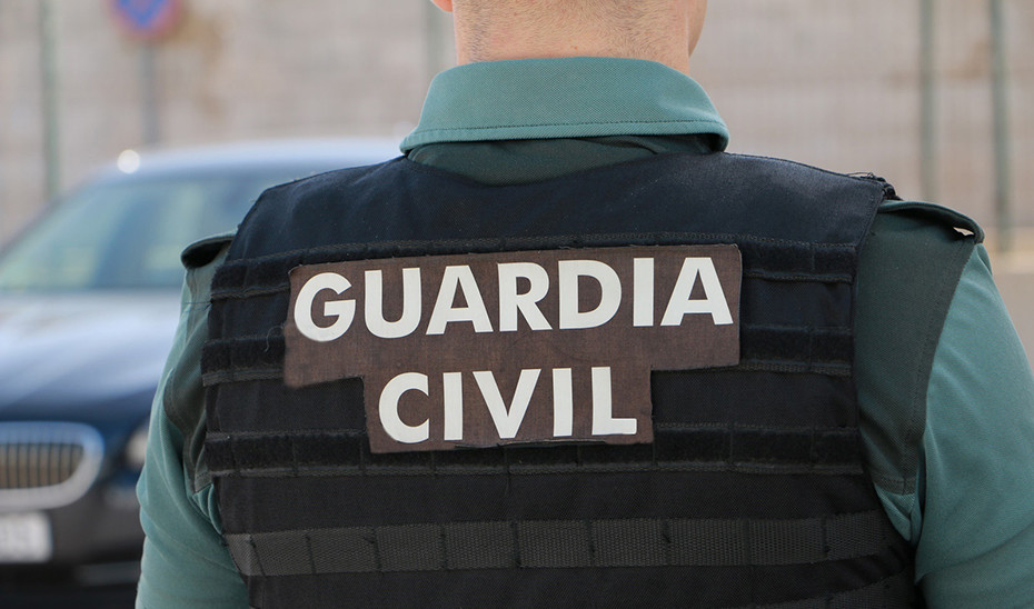 1669286972042agente guardia civil espalda