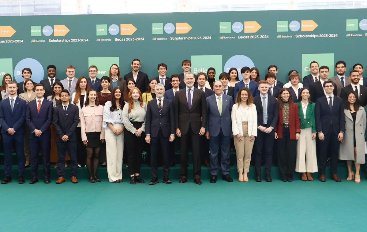 2024 3 1.  foto de familia de los becados Iberdrola junto a SM el Rey y Galu00e1n (1)