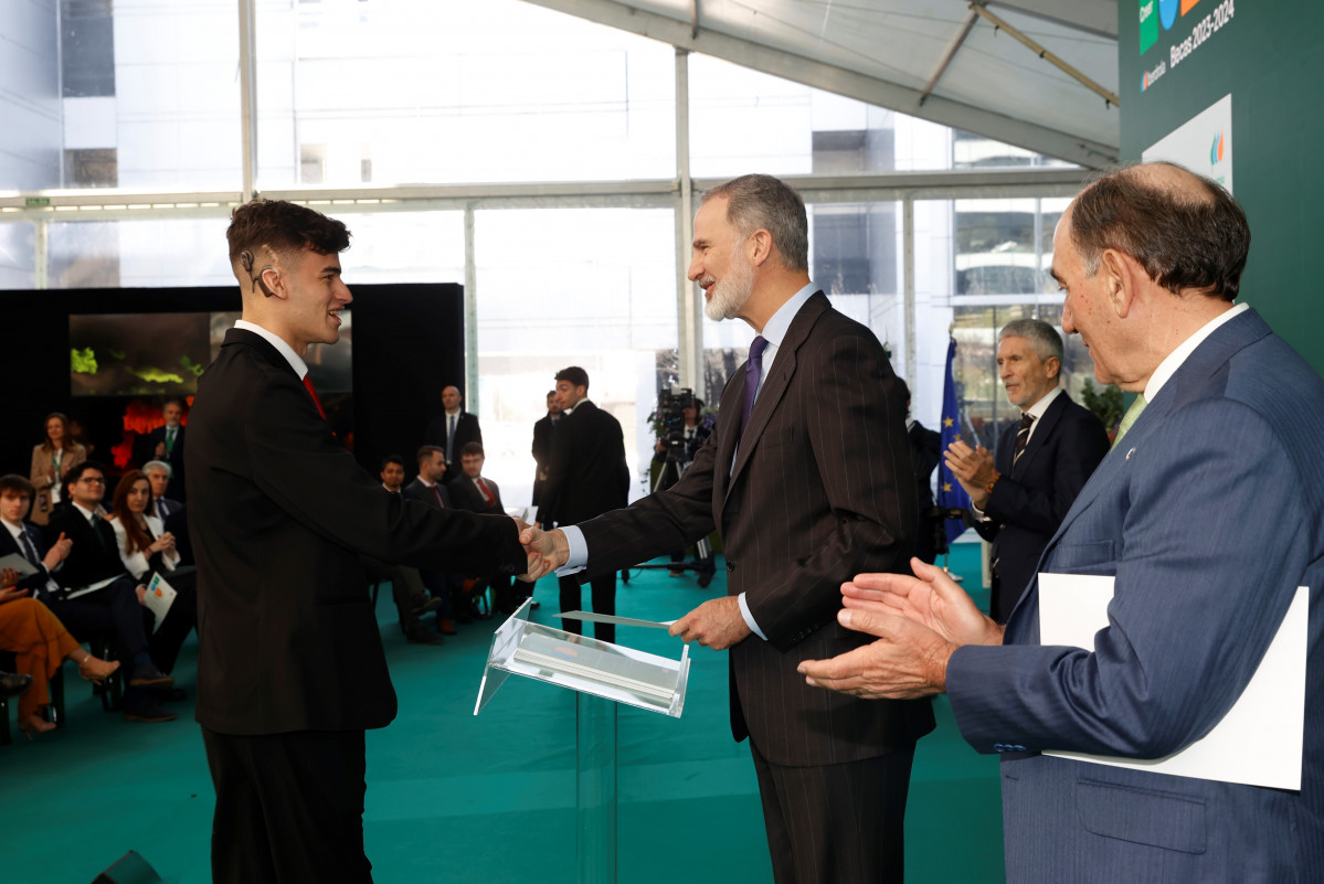 2024 3 1.  El vallisoletano Luis Huerta recibe su Beca Iberdrola de manos de SM el Rey