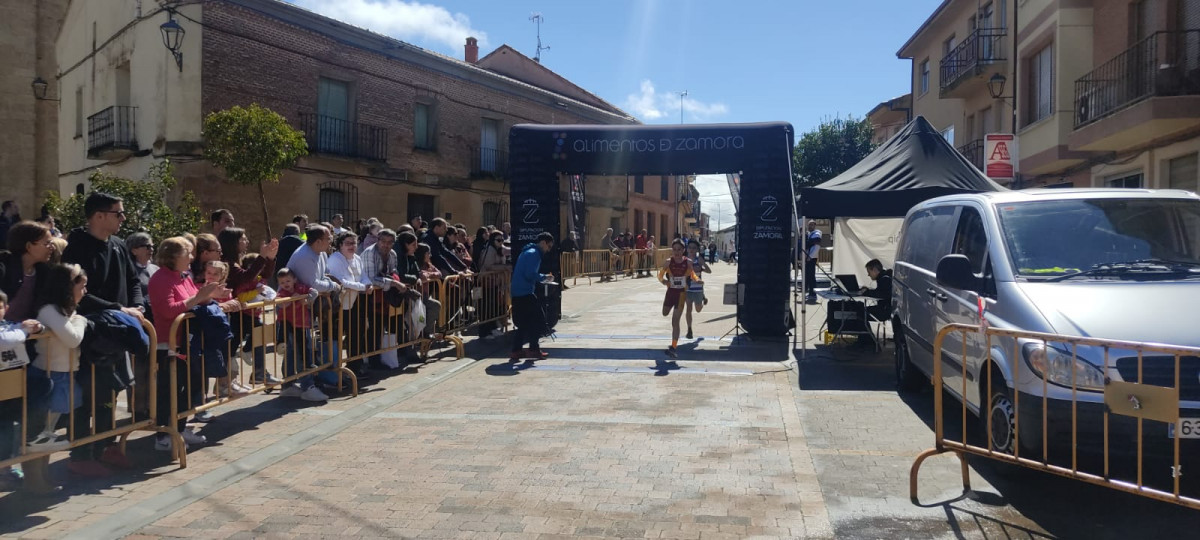 Sergio Marban entrando vencedor en un apretado sprint