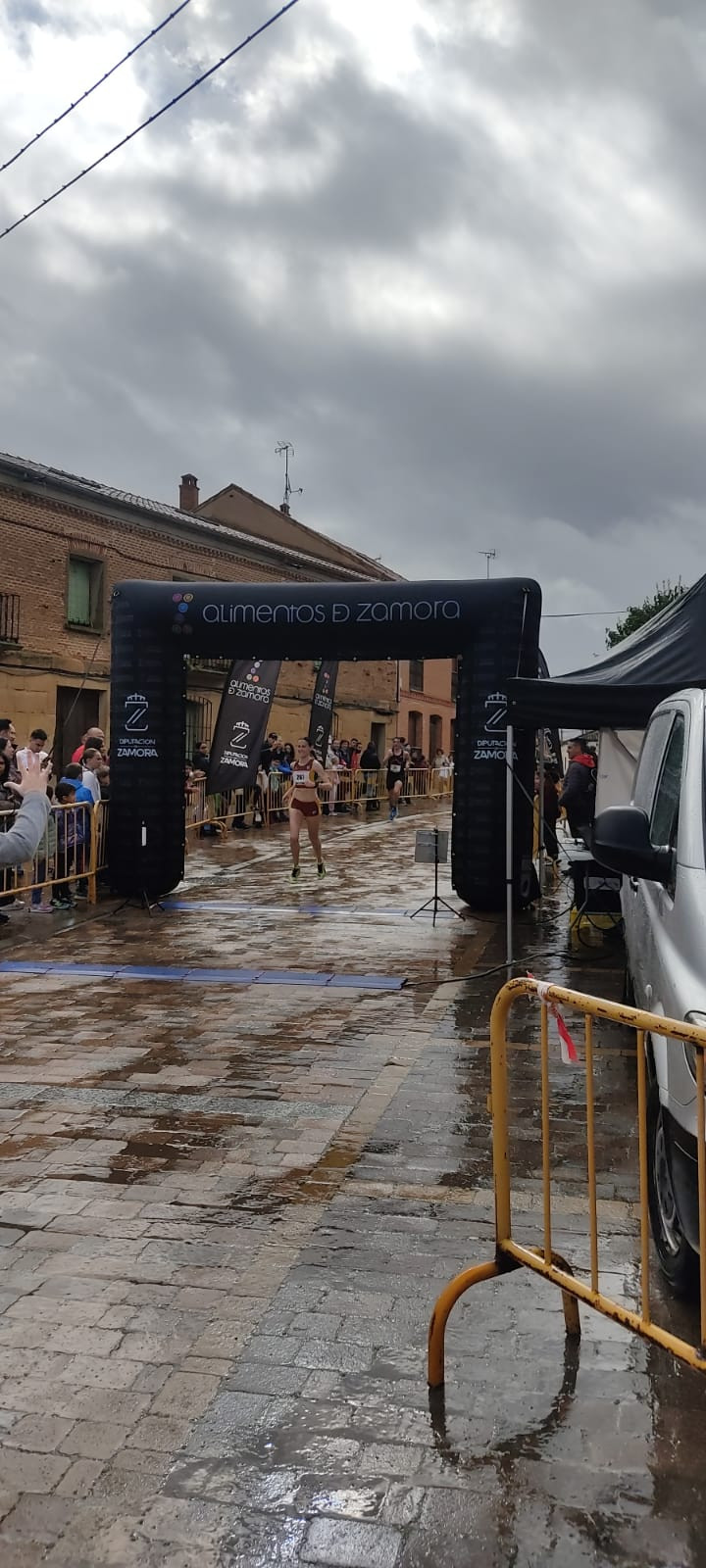 Elisa Garcia entrando vencedora en los 5 km Fuentesauco