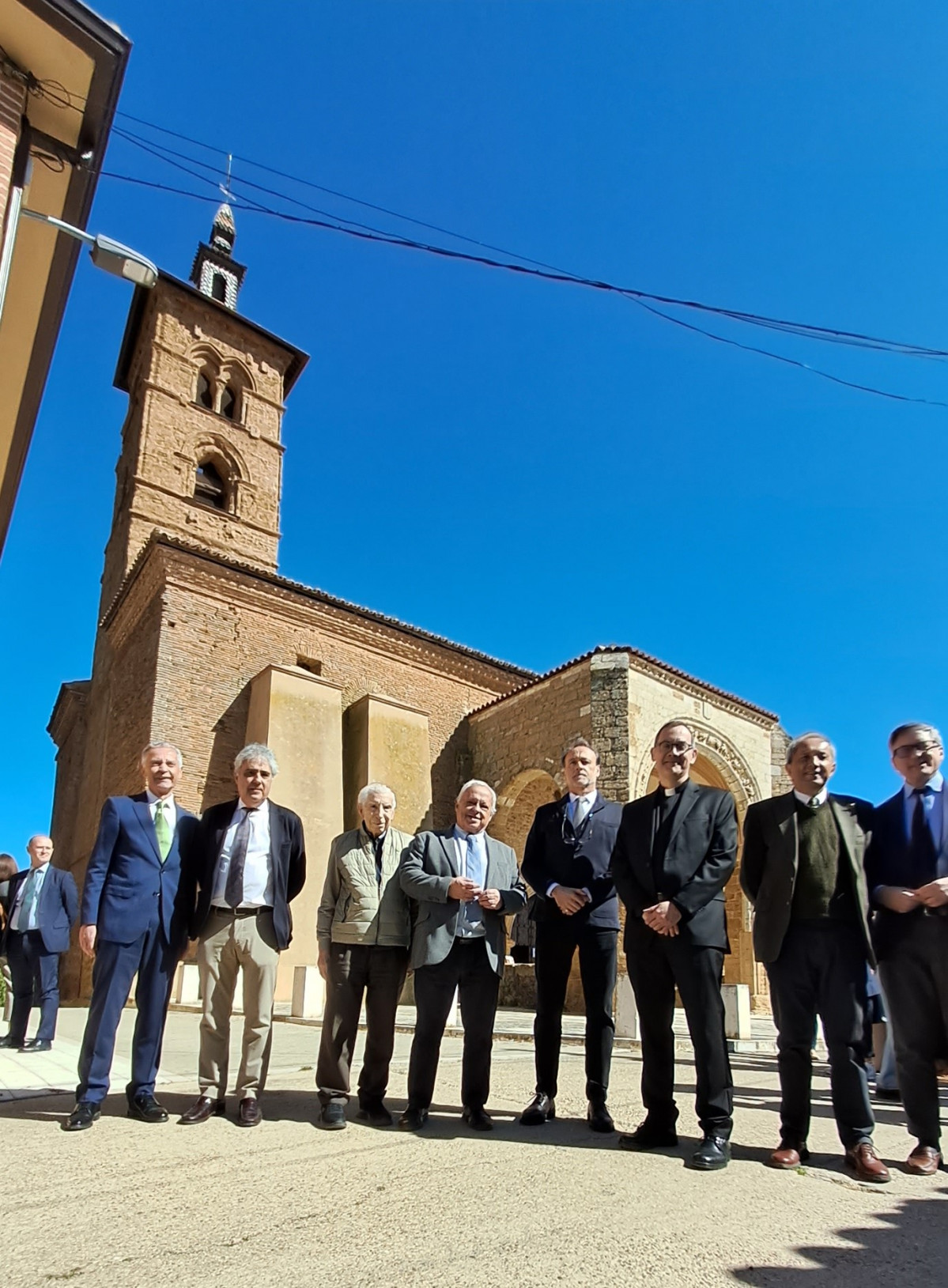 2024 04 16.  Foto de autoridades en la iglesia de Castroverde de Campos   Romu00e1nico Atlu00e1ntico