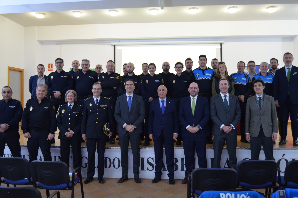 2024 04 29. Foto de grupo con las autoridades I