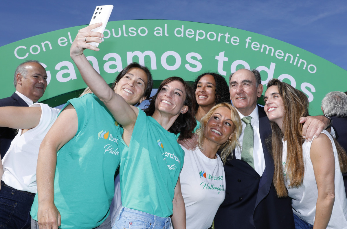 El presidente de Iberdrola con embajadoras de la compau00f1u00eda