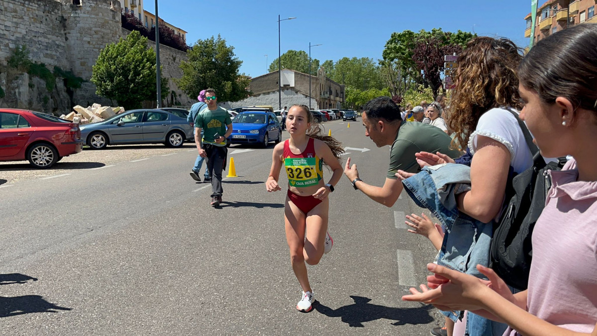 Gabriela Herrero corriendo destacada en la carrera sub14