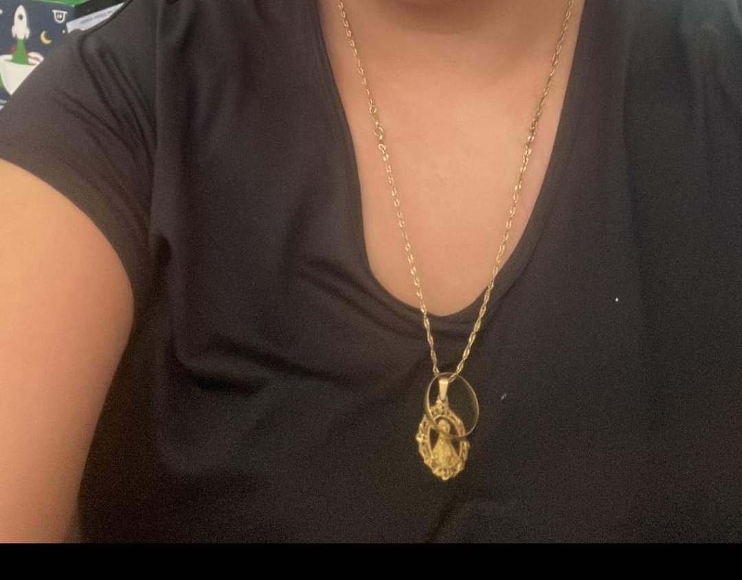 Medalla y anillo robados