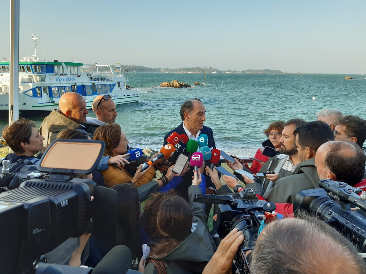 2024 09 19.  Galu00e1n atiende a los medios de comunicaciu00f3n que cubren la inauguraciu00f3n del parque eu00f3lico