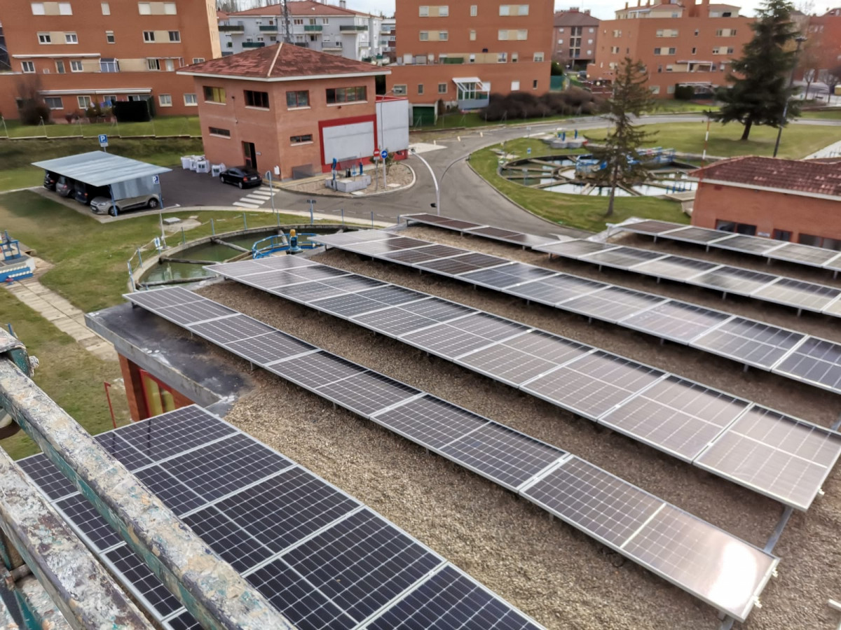 Placas solares instaladas en la ETAP de Palencia